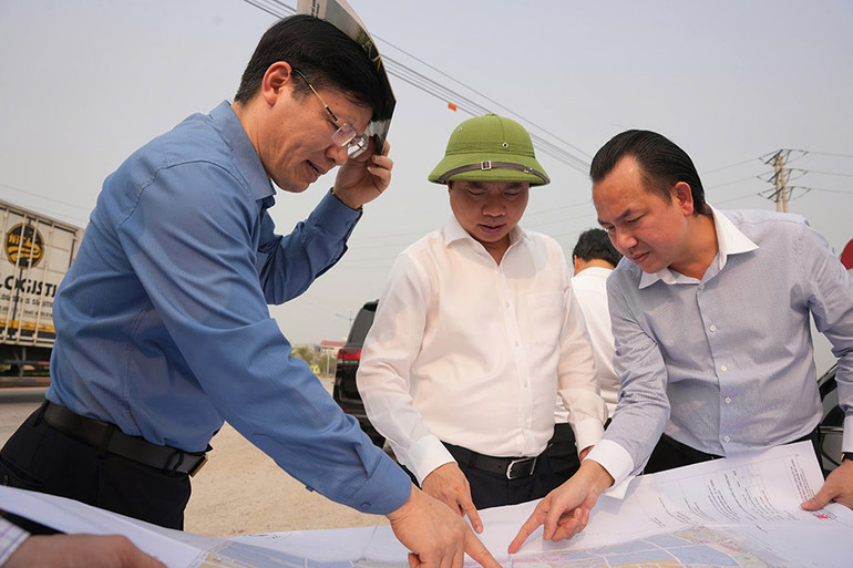 Đồng chí Trương Quốc Huy, Bí thư Tỉnh ủy cùng đi kiểm tra địa điểm xây dựng Trường đại học Kinh tế quốc dân tại Khu đại học Nam Cao.