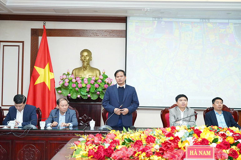 PGS, TS Đào Xuân Cơ, Giám đốc Bệnh viện Bạch Mai cho biết: Cơ sở 2 Bệnh viện Bạch Mai phát biểu tại buổi làm việc.