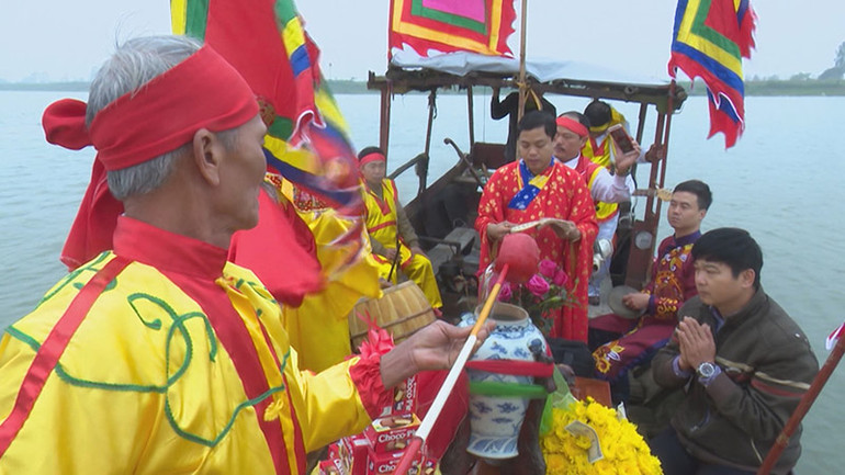 Nghi lễ rước nước từ giữa sông Hồng về đền để làm lễ.
