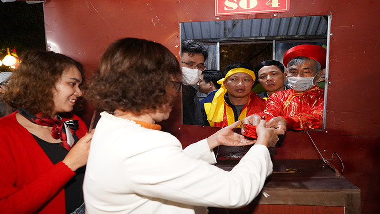 Nghi thức phát lương Đức Thánh Trần năm 2023.