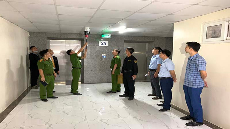 Lực lượng chức năng kiểm tra công tác phòng cháy, chữa cháy tại khách sạn Mường Thanh.