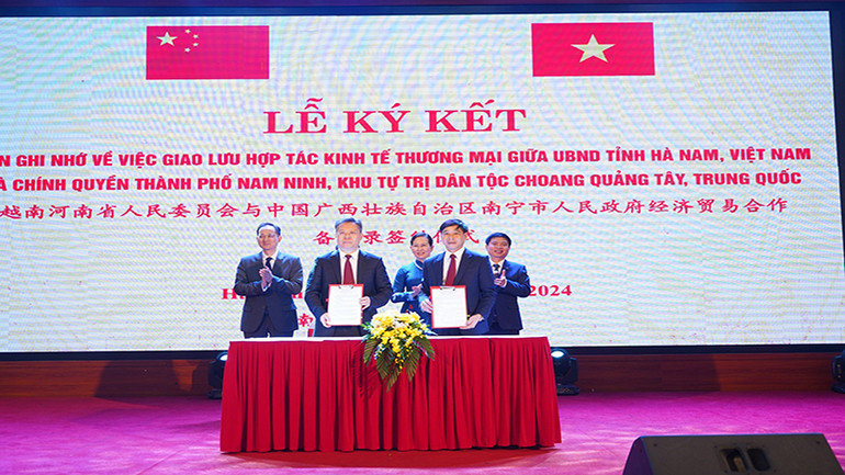 Đại diện lãnh đạo 2 tỉnh đã ký kết Bản ghi nhớ hợp tác về tăng cường giao lưu kinh tế, thương mại và kết nối.