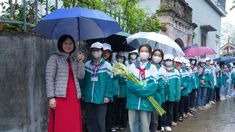 Các em học sinh Trường THCS Trung Lương, huyện Bình Lục dâng hương tưởng niệm 115 ngày mất nhà thơ Nguyễn Khuyến.