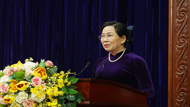 Đồng chí Lê Thị Thủy, Ủy viên Trung ương Đảng, Bí thư Tỉnh ủy, Chủ tịch Hội đồng nhân dân tỉnh Hà Nam phát biểu kết luận hội nghị.