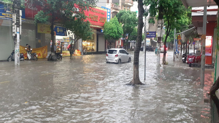 Các cửa hàng đều có phương án kê cao các kệ hàng để tránh nước ngập.