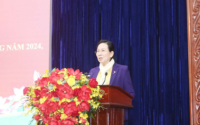 Đồng chí Lê Thị Thủy, Ủy viên Trung ương Đảng, Bí thư Tỉnh ủy Hà Nam phát biểu tại hội nghị.