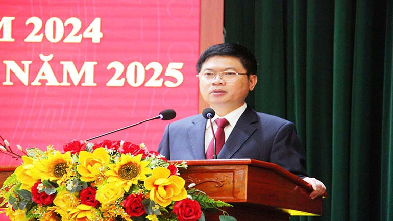 Đồng chí Trương Quốc Huy, Phó Bí thư Tỉnh ủy, Chủ tịch UBND tỉnh, Trưởng Đoàn Đoàn địa biểu Quốc hội tỉnh Hà Nam phát biểu chỉ đạo tại hội nghị