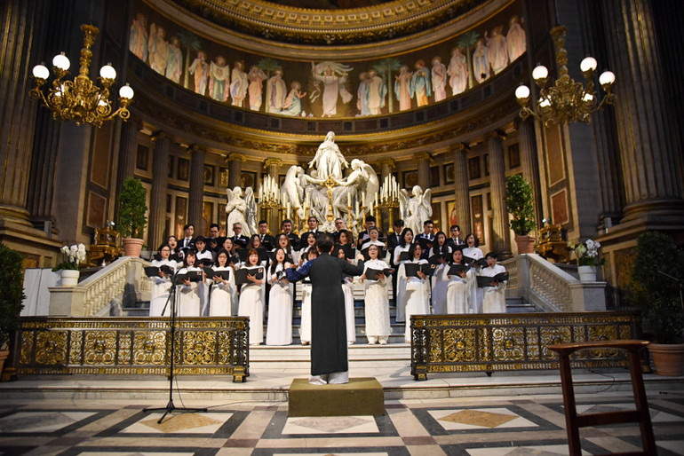 Bản hợp xướng hào hùng “Tiếng hát người chiến sĩ biên thùy” nhận được tràng pháo tay lớn của khán giả. (Ảnh: MINH DUY)