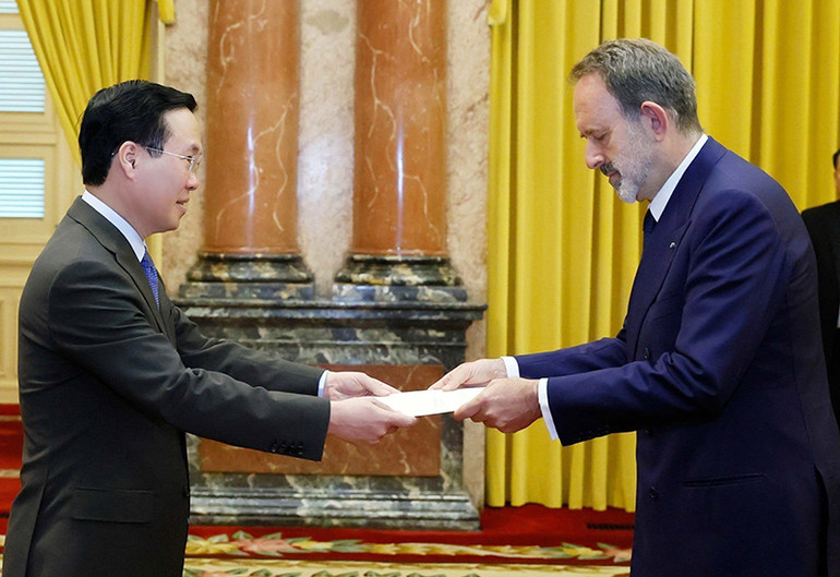 Chủ tịch nước Võ Văn Thưởng tiếp nhận Quốc thư của Đại sứ Cộng hòa Italy Marco Della Seta. (Ảnh: TTXVN)