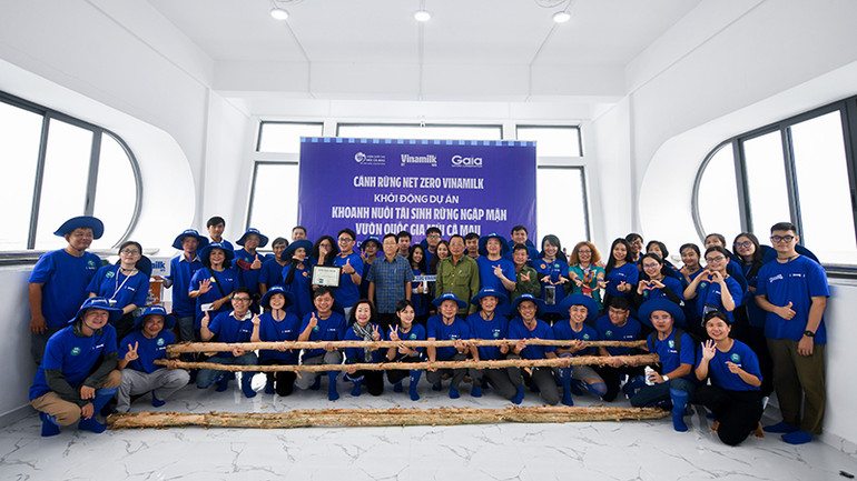 Tập thể nhân viên Vinamilk chuẩn bị thực hiện nhiệm vụ “làm hàng rào khoanh nuôi” sau khi được các cán bộ Vườn quốc gia và Gaia hướng dẫn các kỹ thuật.