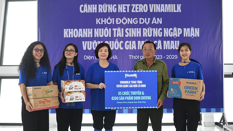 Bà Bùi Thị Hương (thứ ba từ trái qua), Giám đốc điều hành Vinamilk, đại diện trao tặng 05 chiếc thuyền và 4.200 sản phẩm dinh dưỡng cho đại diện Vườn quốc gia Mũi Cà Mau.