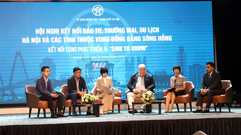 Các đại biểu thảo luận tại hội nghị.