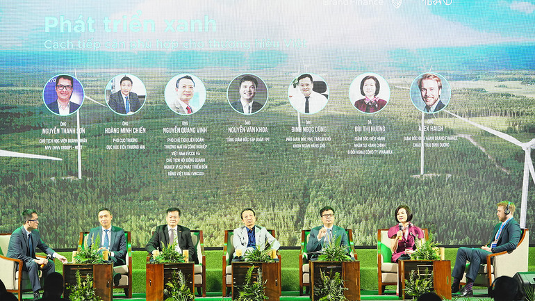 Đại diện Vinamilk (thứ 2 từ phải sang) chia sẻ tại tọa đàm về hành trình “xanh hóa” và “trẻ hóa” thương hiệu của Vinamilk. (Ảnh: Mibrand)