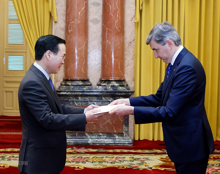 Đại sứ Cộng hòa Litva Darius Gaidys (bên phải) trình Quốc thư lên Chủ tịch nước Võ Văn Thưởng. (Ảnh: TTXVN)