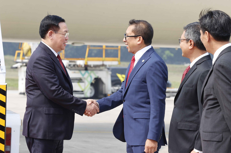 Các quan chức Indonesia đón Chủ tịch Quốc hội Vương Đình Huệ tại Sân bay quốc tế Soekarno Hatta, thủ đô Jakarta.