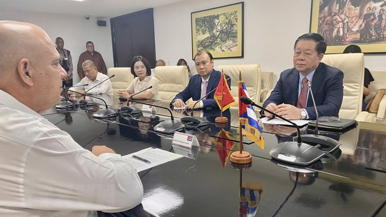 Trưởng Ban Tuyên giáo Trung ương Nguyễn Trọng Nghĩa gặp gỡ đồng chí Roberto Morales Ojeda, Ủy viên Bộ Chính trị, Thường trực Ban Bí thư Đảng Cộng sản Cuba.