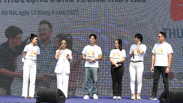 Những nghệ sĩ được yêu mến như các diễn viên Hoàng Hải, Nguyệt Hằng, Thanh Hương và các ca sĩ Đoan Trang, Hoàng Dũng... đã nhiệt tình tham gia Lễ phát động nhằm lan tỏa thông điệp của chiến dịch đến với cộng đồng.