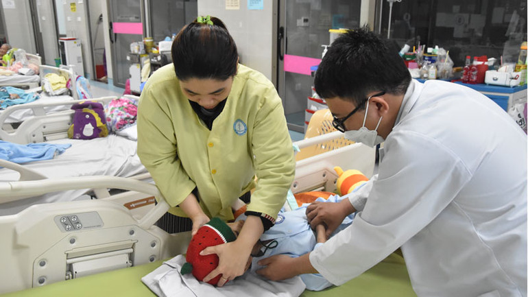 Mang nón len giúp bé được ấm đầu và thuận tiện cho bác sĩ chăm sóc.