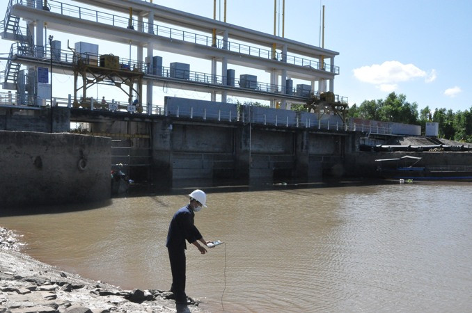 Kiểm tra độ mặn tại cống Xuân Hòa, huyện Chợ Gạo (Tiền Giang).