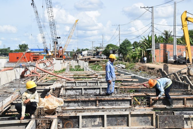 Công nhân đang thi công trên công trường.