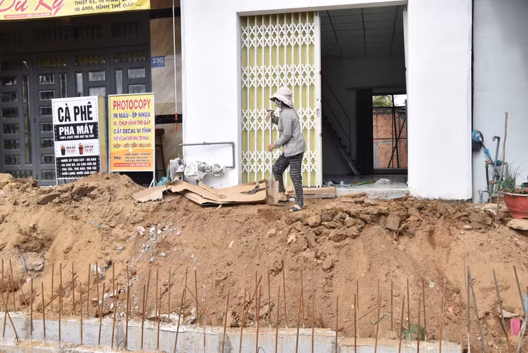 Bà Nguyễn Thị Kim Loan bức xúc việc đơn vị thi công cống khiến nhà bà không có lối vô. Bà Nguyễn Thị Kim Loan bức xúc việc đơn vị thi công cống khiến nhà bà không có lối vô.