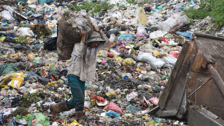 Một người đàn ông nhặt được rác và chuẩn bị mang đi bán.