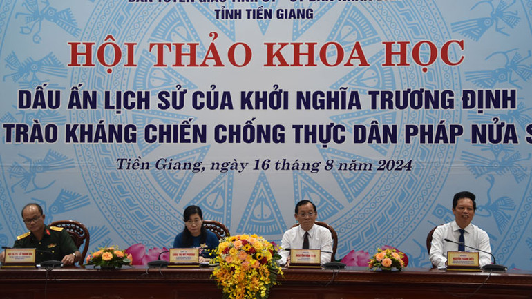 Các đại biểu chủ tọa tại buổi Hội thảo khoa học.