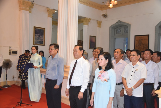 Lãnh đạo tỉnh Tiền Giang vào dâng hương Đền thờ Quốc Tổ Hùng Vương tại Bảo tàng tỉnh Tiền Giang.