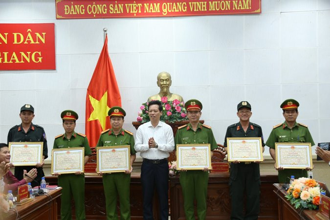 Ủy ban nhân dân tỉnh Tiền Giang khen thưởng các tổ chức, cá nhân có thành tích xuất sắc.