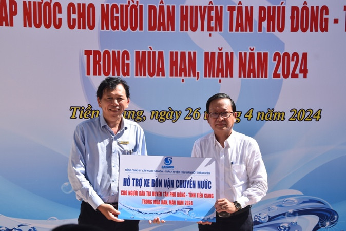 Sawaco hỗ trợ cho huyện Tân Phú Đông 3 xe bồn chở nước.