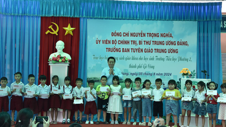 Các em học sinh nhận học bổng của Ban Tuyên giáo Trung ương.