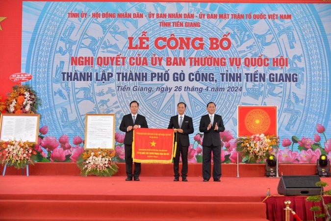 Đồng chí Nguyễn Văn Vĩnh, Chủ tịch Ủy ban nhân dân tỉnh Tiền Giang trao cờ thi đua của Chính phủ cho cán bộ và nhân dân thị xã Gò Công vì có thành tích trong năm 2023. Đồng chí Nguyễn Văn Vĩnh, Chủ tịch Ủy ban nhân dân tỉnh Tiền Giang trao cờ thi đua của Chính phủ cho cán bộ và nhân dân thị xã Gò Công vì có thành tích trong năm 2023.