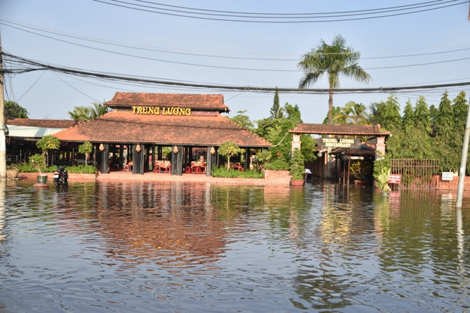 Nhà hàng Trung Lương bị ngập lênh láng.