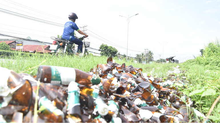 Người đi đường rất bức xúc với đống vỏ chai bia này.