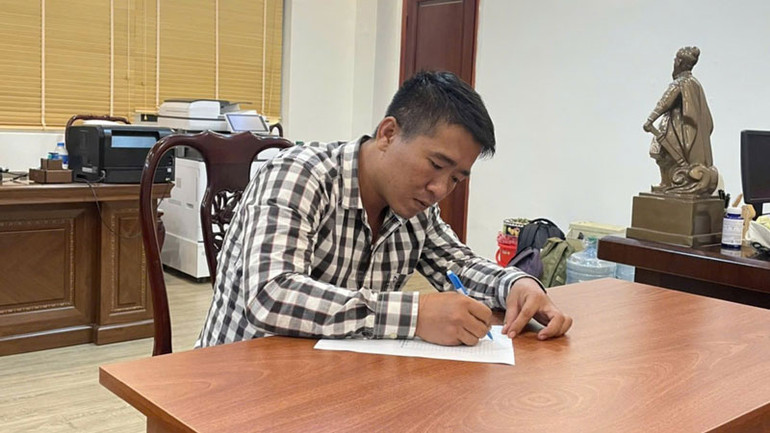 Đối tượng Nguyễn Minh Tân tại cơ quan công an. (Ảnh: Công an cung cấp)