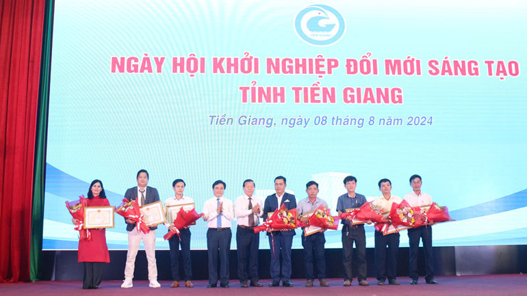 Tặng Bằng khen cho các đơn vị tại Ngày hội khởi nghiệp đổi mới sáng tạo. Tặng Bằng khen cho các đơn vị tại Ngày hội khởi nghiệp đổi mới sáng tạo.