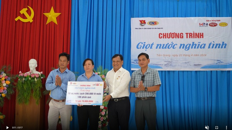 Đại diện Tổng Công ty Công nghiệp Sài Gòn trao bảng tượng trưng hỗ trợ nước và quà cho người dân tại huyện Gò Công Đông (Tiền Giang).