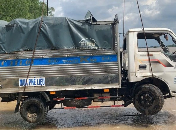 Chiếc xe tải được trục vớt từ dưới sông lên.