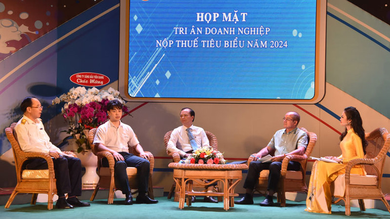 Lãnh đạo Cục Thuế tỉnh Tiền Giang giao lưu, giải đáp những thắc mắc của người nộp thuế.