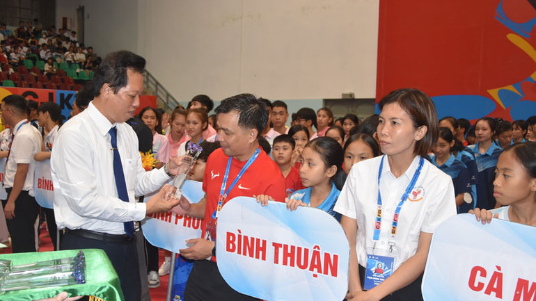 Tặng hoa, quà lưu niệm cho các đội tham dự giải.