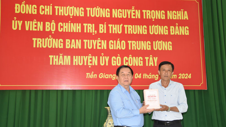 Đồng chí Nguyễn Trọng Nghĩa tặng sách cho Huyện ủy Gò Công Tây.