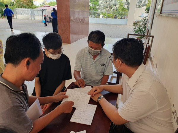 Giáo viên hướng dẫn thí sinh làm thủ tục dự thi vào Trường Trung học phổ thông Chuyên Tiền Giang năm học 2024-2025.