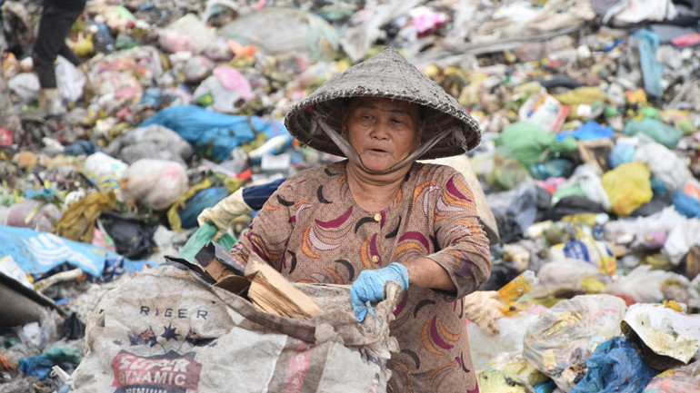Bà Nguyễn Thị Quyên gom từng thứ bỏ đi để bán lấy tiền mưu sinh.