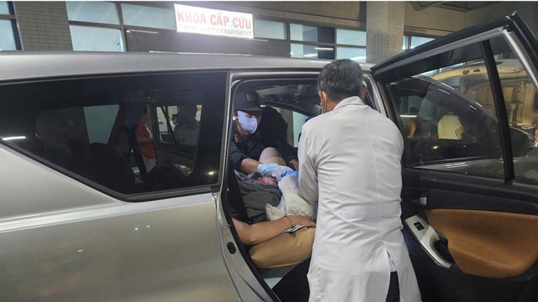 Chị Xuân và 2 cháu được đưa vào bệnh viện.