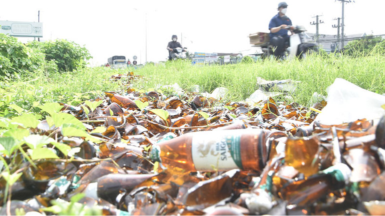 Trước đó, một lượng lớn vỏ chai bia bị bể nằm ngổn ngang ven quốc lộ 1.