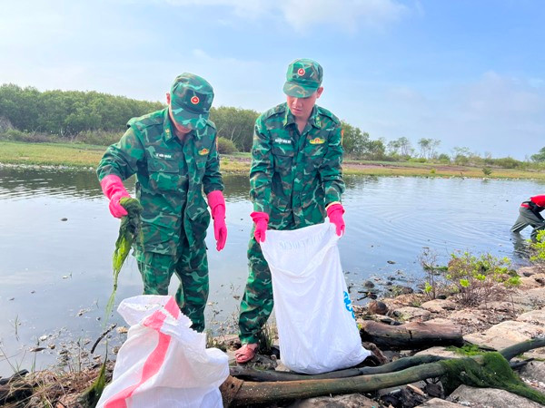 Bộ đội Biên phòng tỉnh Tiền Giang thu gom rác thải dọc theo bờ biển Gò Công (Tiền Giang).