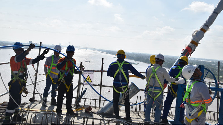 Căng dây cáp đầu tiên cho cầu Rạch Miễu 2.