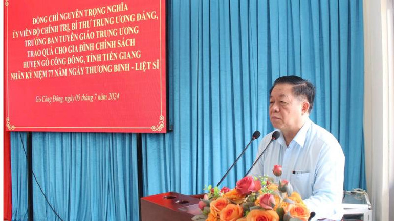 Đồng chí Nguyễn Trọng Nghĩa phát biểu tại buổi thăm và tặng quà cho gia đình chính sách. (Ảnh: NGUYỄN SỰ)