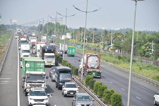 Hướng Thành phố Hồ Chí Minh đi Trung Lương cũng bị ùn ứ cục bộ.
