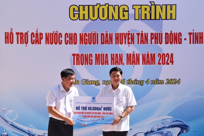 Sawaco hỗ trợ 40.000m3 nước cho bà con huyện Tân Phú Đông.